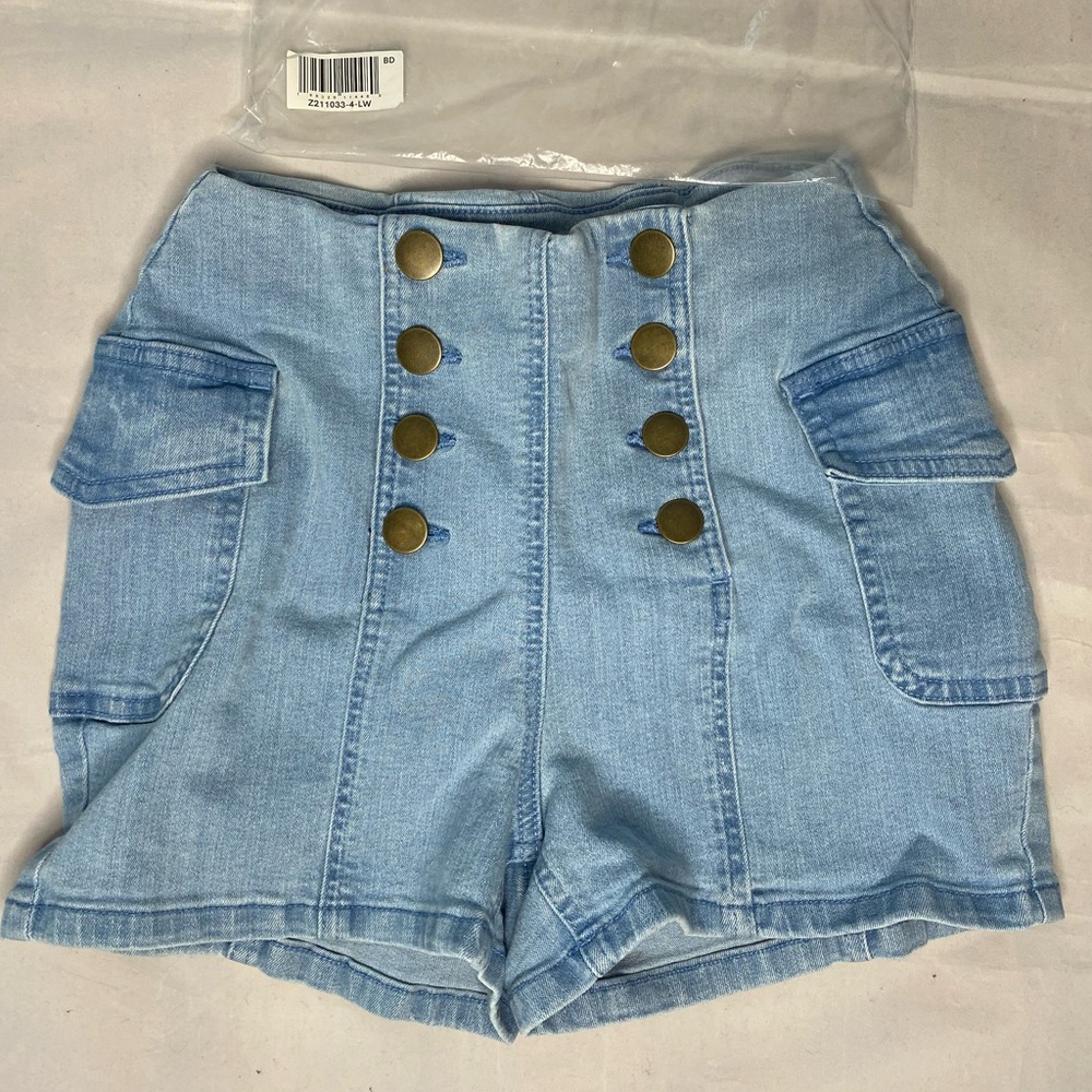 NWOT Venus Cargo Sailor Shorts, Size: 4